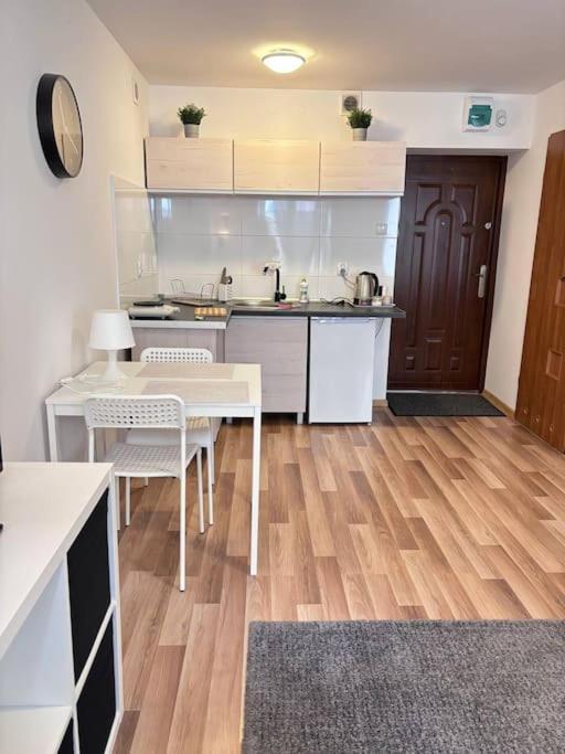 Apartment Kawalerka W Centrum Miasta 60 *